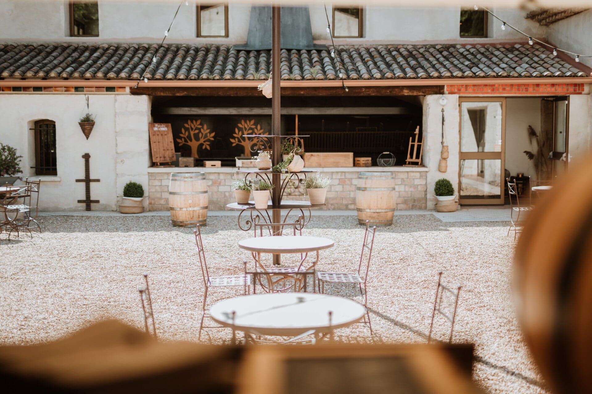 La terrasse et l'espace barbecue extérieur du Domaine du Rocher