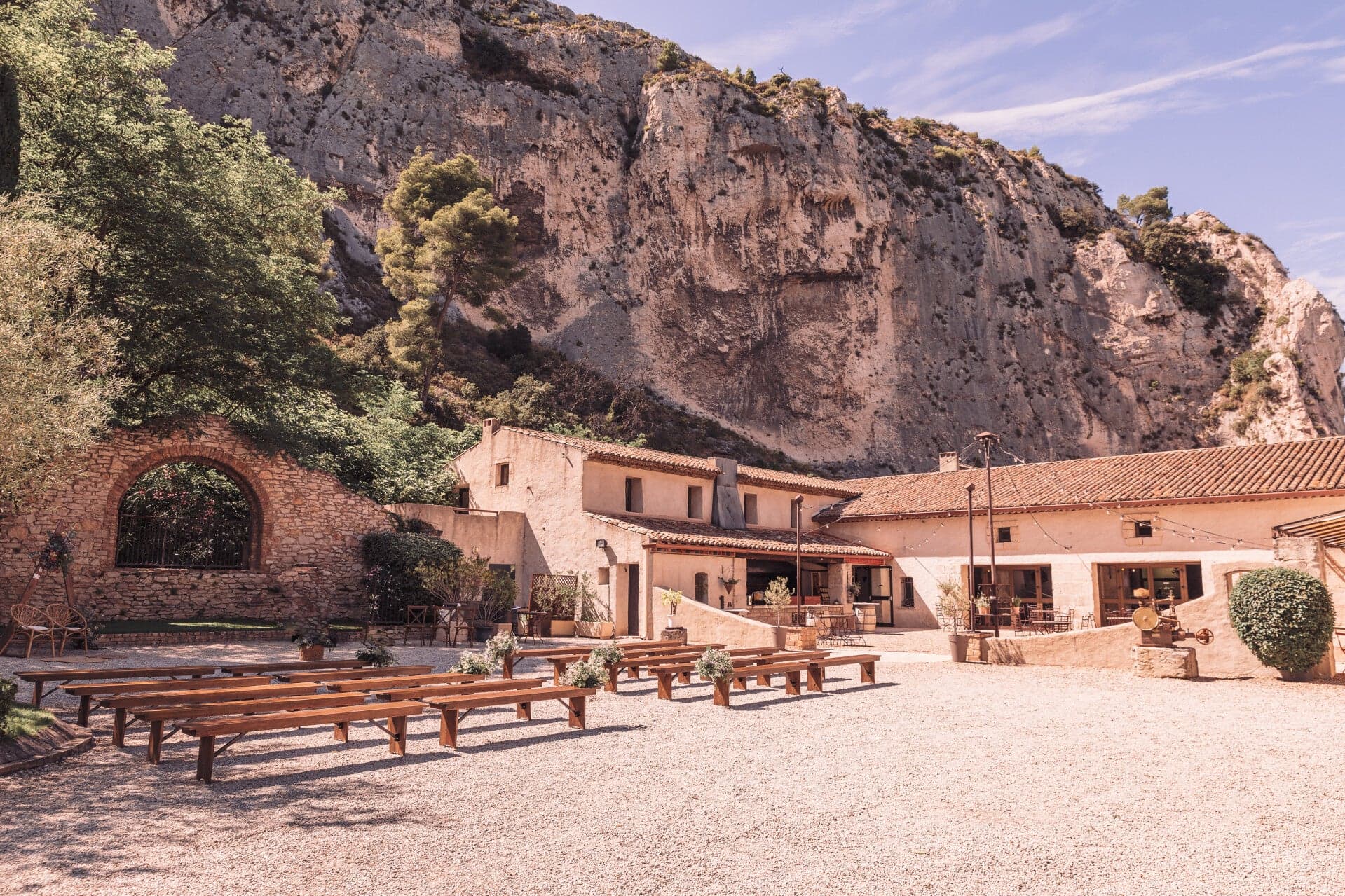 L'espace piscine et la cérémonie en plein air au Domaine du Rocher, Orgon