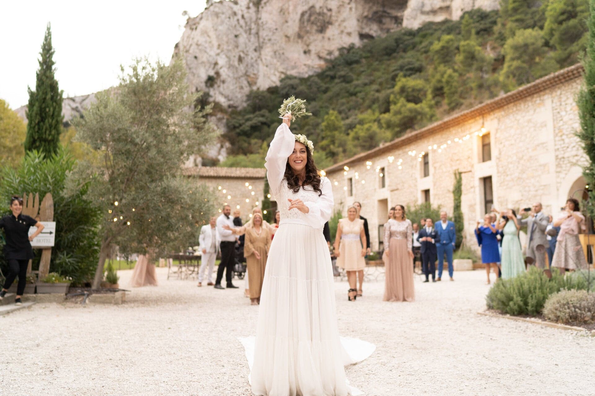Lancer de bouquet au coucher du soleil lors d'un mariage au Domaine du Rocher, Orgon