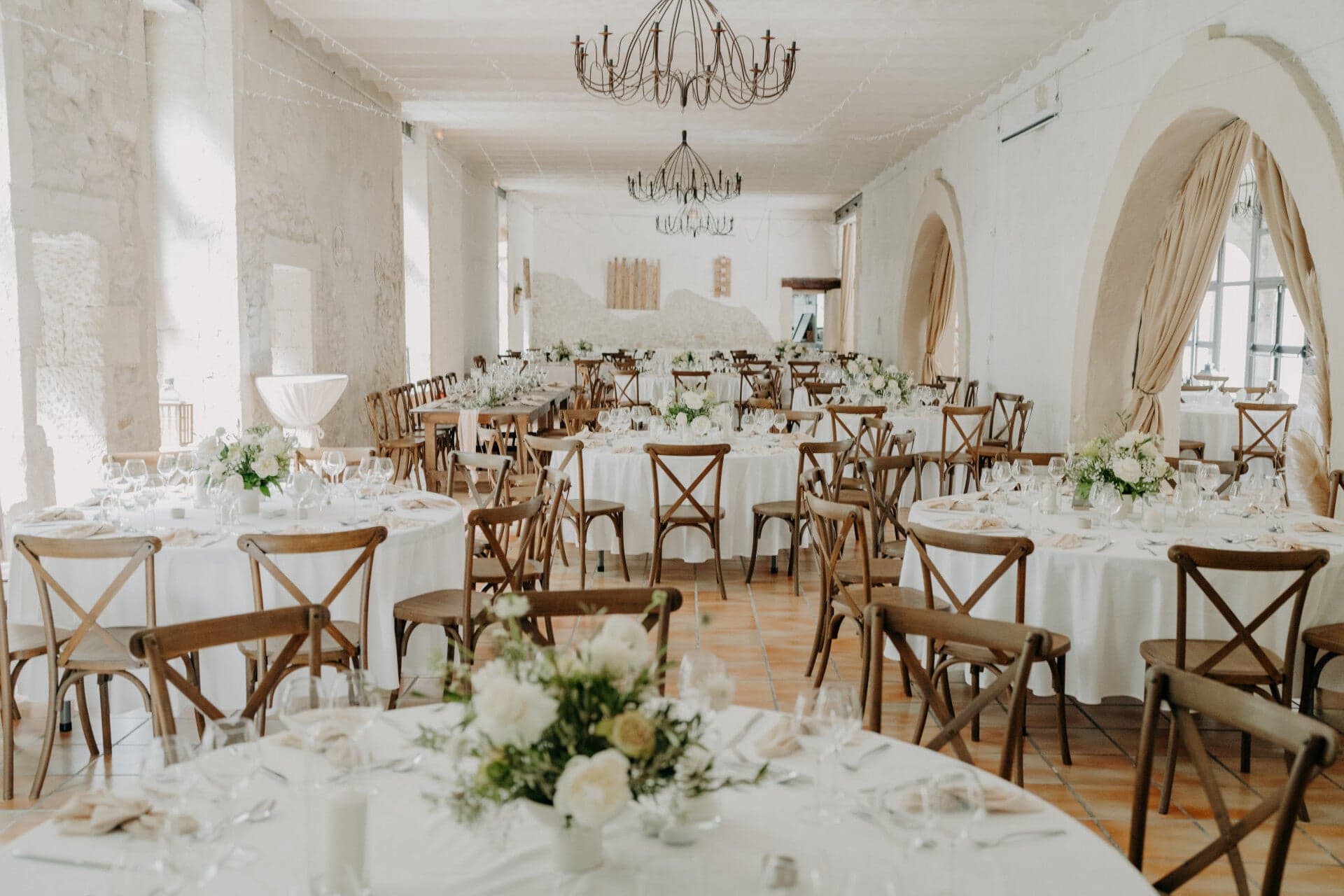 La Salle du moulin du Domaine du Rocher, dressée pour une réception